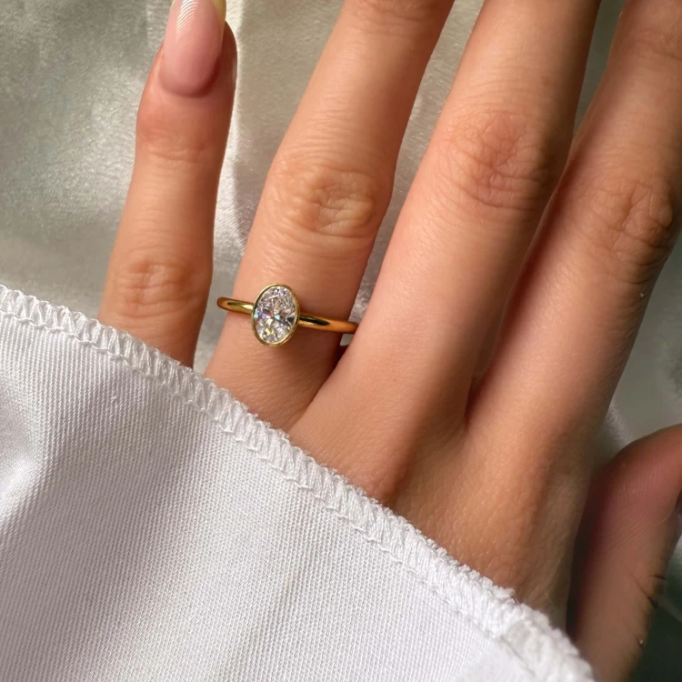 verlobungsring-bezel-moissanit-0-5ct-ovalschliff-am-finger-gelbgold-pure-hariets.jpg