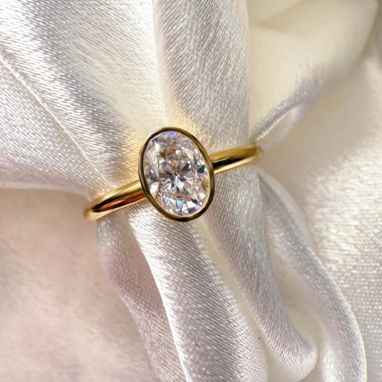 verlobungsring-bezel-moissanit-0-5ct-ovalschliff-nahaufnahme-gelbgold-pure-hariets.jpg