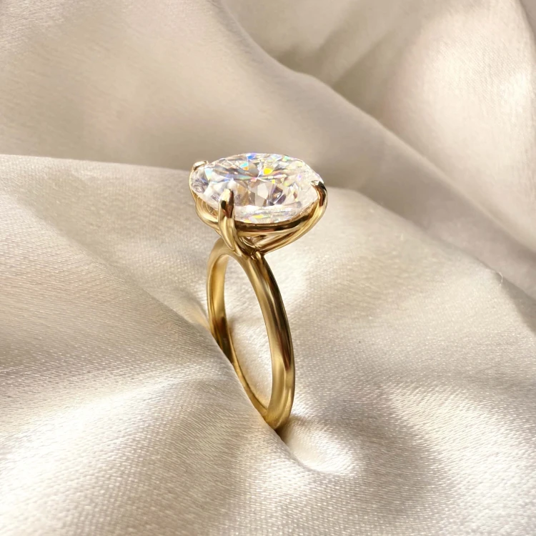verlobungsring-royal-stones-moissanit-5ct-ovalschliff-nahaufnahme-seite-silber-paris-hariets.jpg
