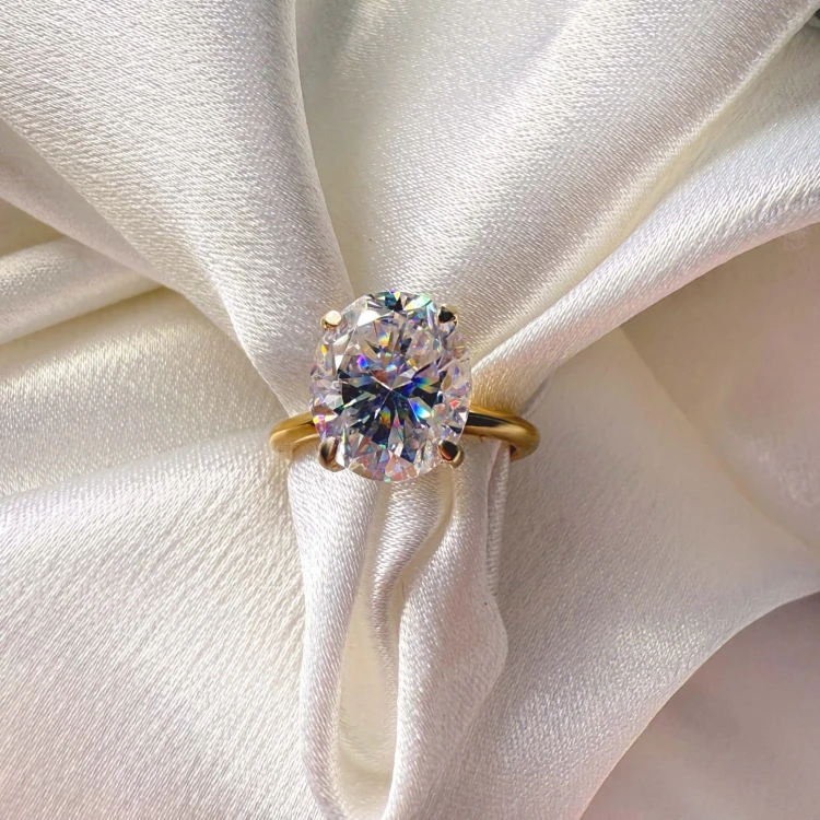 verlobungsring-royal-stones-moissanit-5ct-ovalschliff-nahaufnahme-silber-paris-hariets.jpg