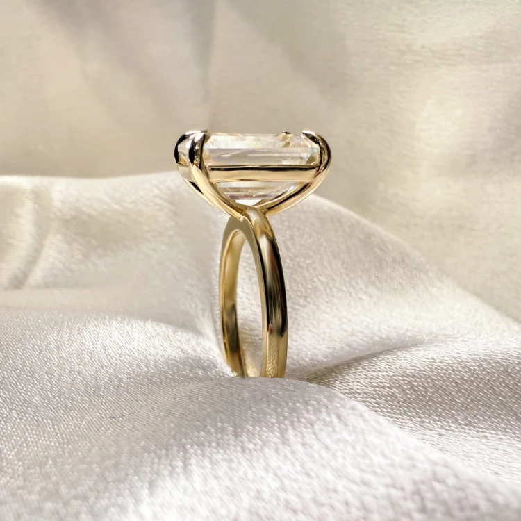 verlobungsring-royal-stones-moissanit-5ct-smaragdschliff-nahaufnahme-seite-silber-nobilis-hariets.jpg