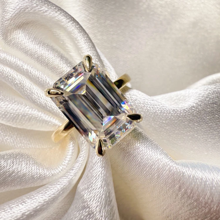 verlobungsring-royal-stones-moissanit-5ct-smaragdschliff-nahaufnahme-silber-nobilis-hariets.jpg