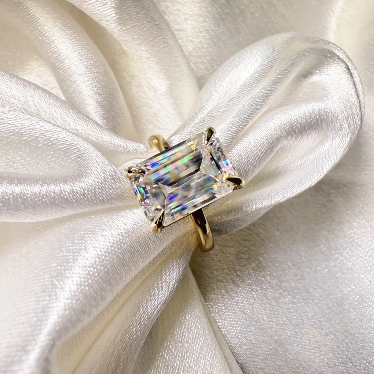 verlobungsring-royal-stones-moissanit-5ct-smaragdschliff-nahaufnahme2-gelbgold-nobilis-hariets.jpg