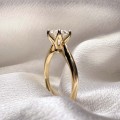 verlobungsring-solitaire-classic-labordiamant-1ct-brillantschliff-nahaufnahme-seite-gelbgold-hariets.jpg