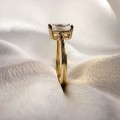 verlobungsring-solitaire-rapture-labordiamant-1ct-smaragdschliff-nahaufnahme-seite-gelbgold-hariets.jpg