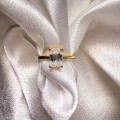 verlobungsring-solitaire-rapture-labordiament-1ct-smaragdschliff-nahaufnahme-front-gelbgold-hariets.jpg