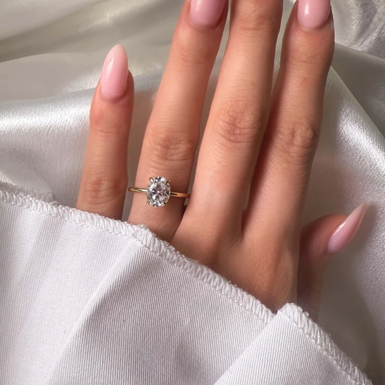verlobungsring-solitaire-forever-labordiamant-1_5ct-ovalschliff-in-der-hand-gelbgold-hariets.jpg