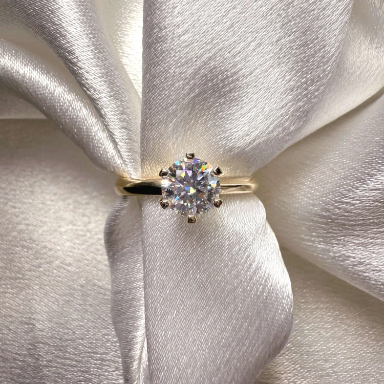 verlobungsring-labordiamant-1ct-brillantschliff-nahaufnahme-gelbgold-hariets.jpg