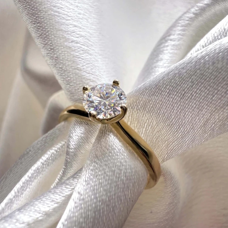 verlobungsring-solitaire-bloom-moissanit-0-6ct-brillantschliff-nahaufnahme-front-gelbgold-hariets.jpg