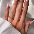verlobungsring-solitaire-blink-labordiamant-0-3ct-brillantschliff-am-finger-gelbgold-hariets.jpg
