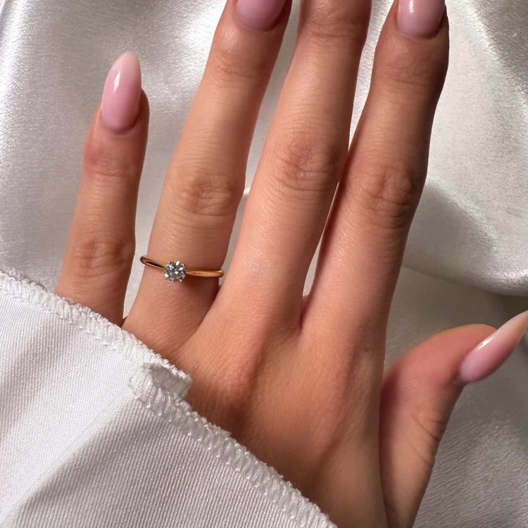 verlobungsring-solitaire-blink-labordiamant-0-3ct-brillantschliff-am-finger-gelbgold-hariets.jpg