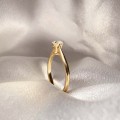 verlobungsring-solitaire-blink-labordiamant-0-3ct-brillantschliff-nahaufnahme-seite-gelbgold-hariets.jpg