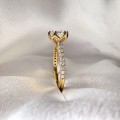 verlobungsring-halo-flora-moissanit-1-5ct-brillantschliff-nahaufnahme-seite-gelbgold-hariets.jpg