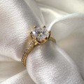 verlobungsring-halo-flora-moissanit-1-5ct-brillantschliff-nahaufnahme-front-gelbgold-hariets.jpg