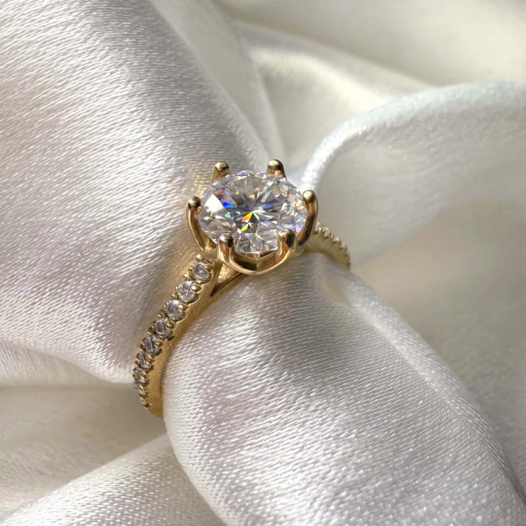 verlobungsring-halo-flora-moissanit-1-5ct-brillantschliff-nahaufnahme-front-gelbgold-hariets.jpg