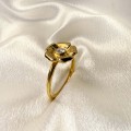 verlobungsring-nova-moissanit-0-1ct-brillantschliff-nahaufnahme-seite-gelbgold-lotus-hariets.jpg