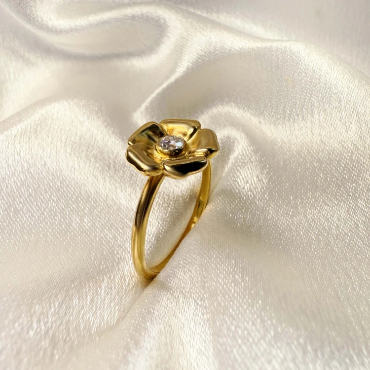 verlobungsring-nova-moissanit-0-1ct-brillantschliff-nahaufnahme-seite-gelbgold-lotus-hariets.jpg