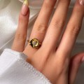 verlobungsring-nova-moissanit-0-1ct-brillantschliff-am-finger-gelbgold-lotus-hariets.jpg