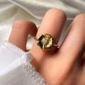 verlobungsring-nova-moissanit-0-1ct-brillantschliff-am-finger-nahaufnahme-gelbgold-lotus-hariets.jpg