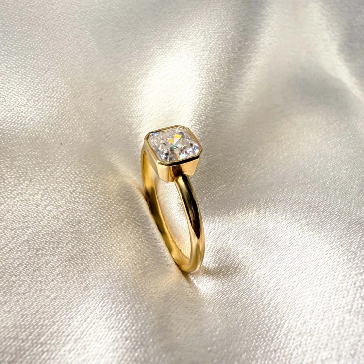 verlobungsring-bezel-moissanit-1ct-asscherschliff-nahaufnahme-seite-gelbgold-ray-hariets.jpg