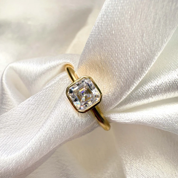 verlobungsring-bezel-moissanit-1ct-asscherschliff-nahaufnahme-gelbgold-ray-hariets.jpg