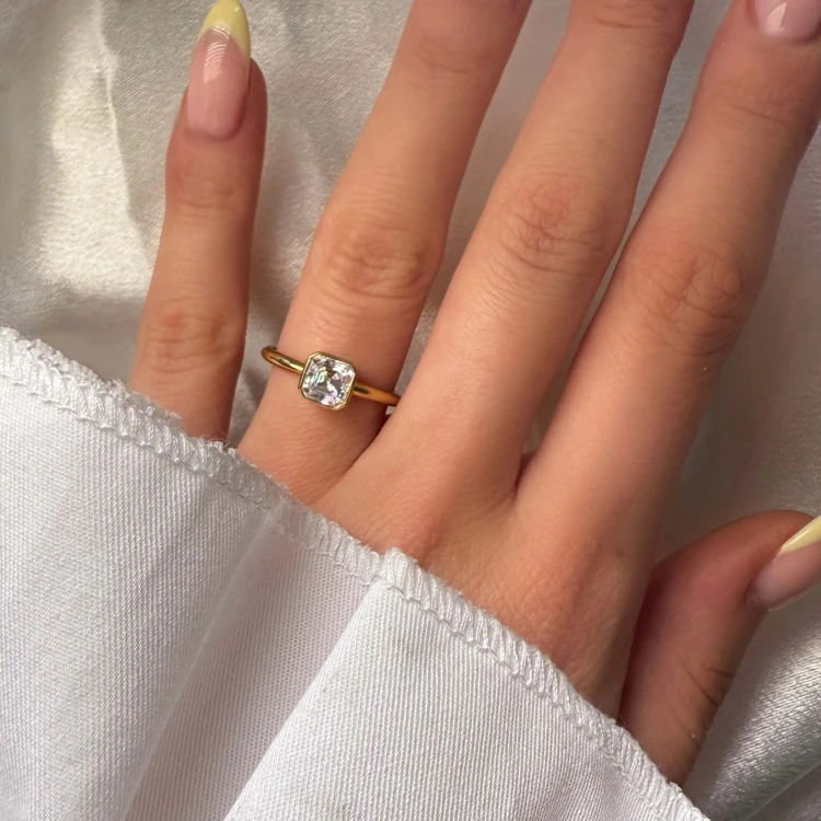 verlobungsring-bezel-moissanit-1ct-asscherschliff-am-finger-gelbgold-ray-hariets.jpg