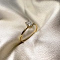 verlobungsring-petit-moissanit-0-5ct-ovalschliff-nahaufnahme-seite-gelbgold-gracelet-hariets.jpg