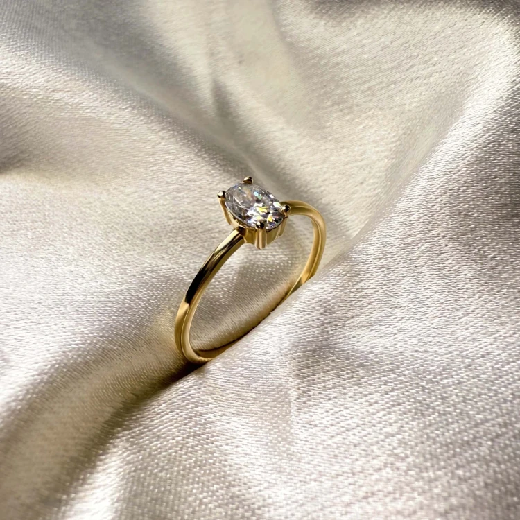 verlobungsring-petit-moissanit-0-5ct-ovalschliff-nahaufnahme-seite-gelbgold-gracelet-hariets.jpg