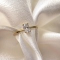 verlobungsring-petit-moissanit-0-5ct-ovalschliff-nahaufnahme-gelbgold-gracelet-hariets.jpg