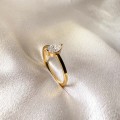 verlobungsring-petit-moissanit-0-5ct-ovalschliff-nahaufnahme-seite-gelbgold-mystique-hariets.jpg