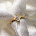 verlobungsring-petit-moissanit-0-5ct-ovalschliff-nahaufnahme-gelbgold-mystique-hariets.jpg
