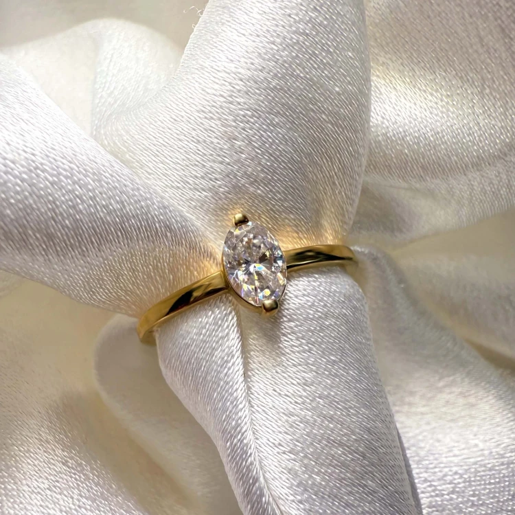 verlobungsring-petit-moissanit-0-5ct-ovalschliff-nahaufnahme-gelbgold-mystique-hariets.jpg