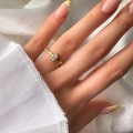 verlobungsring-petit-moissanit-0-5ct-ovalschliff-am-finger-gelbgold-mystique-hariets.jpg