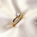 verlobungsring-petit-moissanit-0-5ct-asscherschliff-nahaufnahme-seite-gelbgold-vesper-hariets.jpg