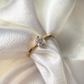 verlobungsring-petit-moissanit-0-5ct-asscherschliff-nahaufnahme-gelbgold-vesper-hariets.jpg