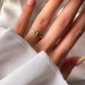 verlobungsring-petit-moissanit-0-5ct-asscherschliff-am-finger-gelbgold-vesper-hariets.jpg
