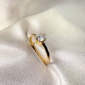 verlobungsring-petit-moissanit-0-5ct-brillantschliff-nahaufnahme-seite-gelbgold-enigma-hariets.jpg