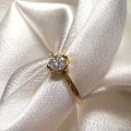 verlobungsring-petit-moissanit-0-5ct-brillantschliff-nahaufnahme-gelbgold-enigma-hariets.jpg