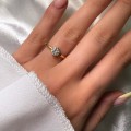 verlobungsring-petit-moissanit-0-5ct-brillantschliff-am-finger-gelbgold-enigma-hariets.jpg