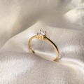 verlobungsring-petit-moissanit-0-3ct-brillantschliff-nahaufnahme-seite-gelbgold-delicacy-hariets.jpg