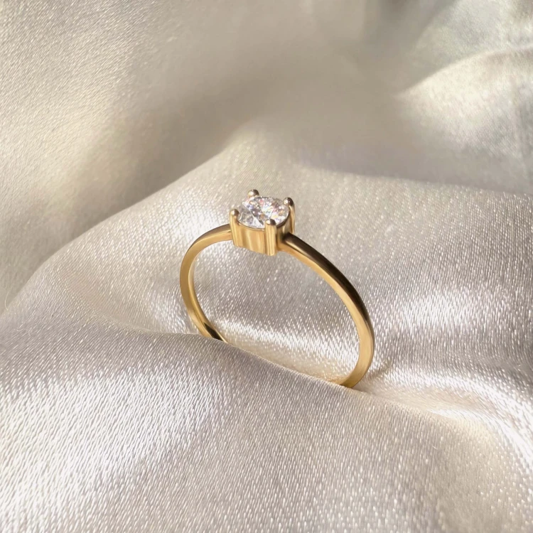 verlobungsring-petit-moissanit-0-3ct-brillantschliff-nahaufnahme-seite-gelbgold-delicacy-hariets.jpg