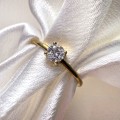 verlobungsring-petit-moissanit-0-3ct-brillantschliff-nahaufnahme-gelbgold-delicacy-hariets.jpg