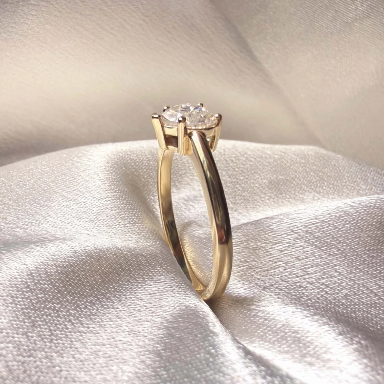 verlobungsring-solitaire-herz-moissanit-1ct-herzschliff-nahaufnahme-seite-gelbgold-hariets.jpg