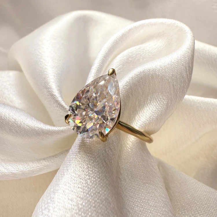 verlobungsring-royal-stones-moissanit-4ct-tropfenschliff-nahaufnahme-silber-glitare-hariets.jpg