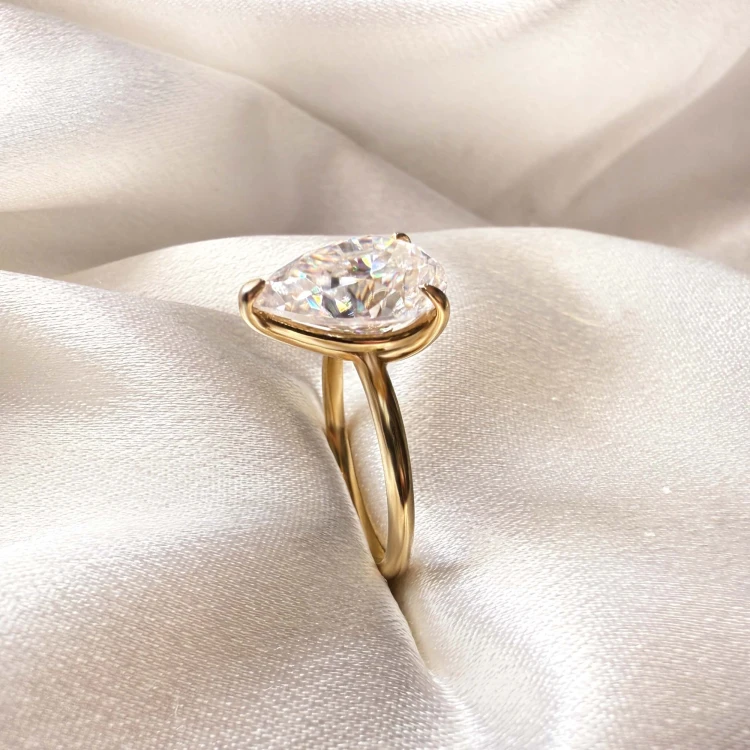 verlobungsring-royal-stones-moissanit-4ct-tropfenschliff-nahaufnahme-seite-gelbgold-glitare-hariets.jpg