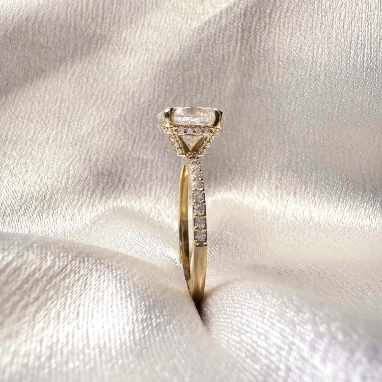 verlobungsring-halo-aria-moissanit-2ct-ovalschliff-nahaufnahme-seite-gelbgold-hariets.jpg