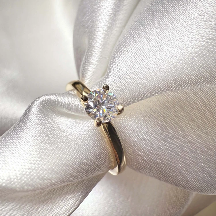 verlobungsring-flare-moissanit-0-05ct-brillantschliff-nahaufnahme-front-gelbgold-hariets.jpg