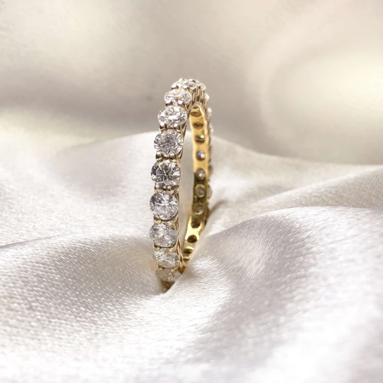 eternity-ring-mit-moissaniten-3mm-brillantschliff-nahaufnahme-seite-gelbgold-hariets.jpg