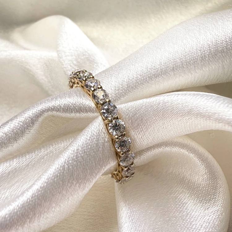 eternity-ring-mit-moissaniten-3mm-brillantschliff-nahaufnahme-gelbgold-hariets.jpg