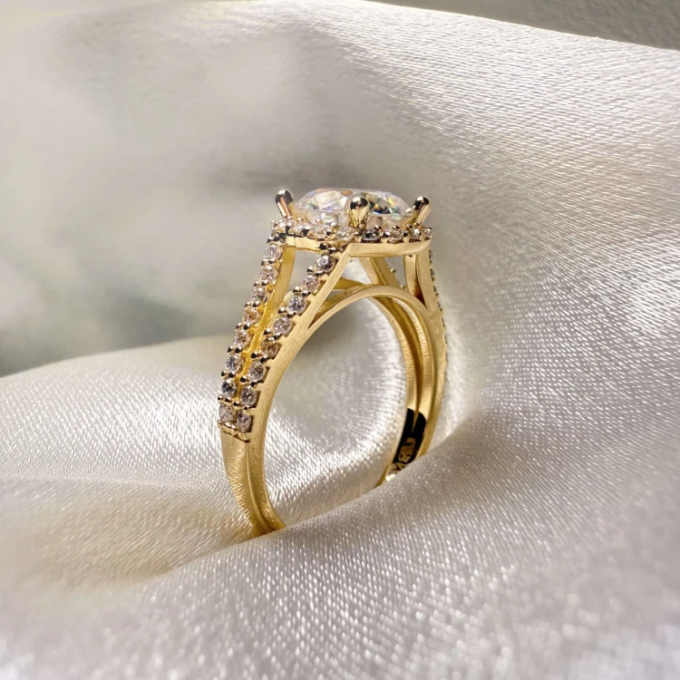 verlobungsring-halo-moissanit-2ct-brillantschliff-nahaufnahme-seite-gelbgold-dualrail-hariets1.jpg